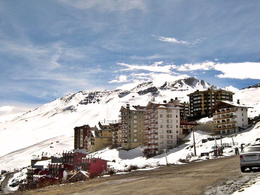 El Colorado — edificios del resort con los Andes nevados